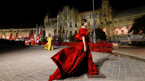 desfile dior sevilla 2022|Dior declara su amor a España en un desfile histórico .